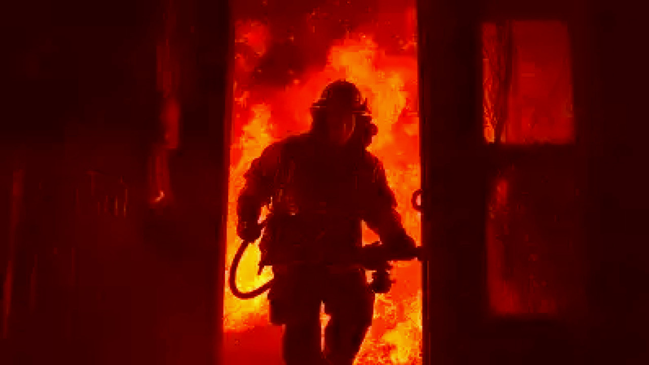 Langley Firefighters Battle Intense Structure Blaze...